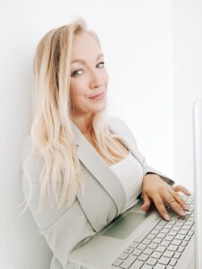 Jennifer Werner, Social Media Managerin und Virtuelle Assistentin arbeitet konzentriert mit einem Laptop. Sie steht für effiziente Online-Unterstützung, Content-Erstellung und strategisches Instagram-Marketing für Selbstständige und kleine Unternehmen aus den Bereichen Immobilien, Interieur Design, Kunst & Handwerk.