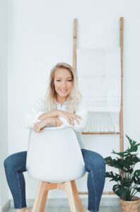 Portrait von Jennifer, Social Media Expertin und Virtuelle Assistentin. Ihr offenes Lächeln unterstreichen ihre kreative und strukturierte Arbeitsweise im Bereich Instagram Marketing.